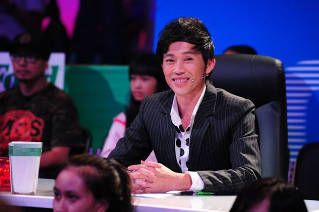 Sau thời gian dài vắng bóng trên sóng truyền hình, mới đây Hoài Linh nhận lời ngồi ghế ban giám khảo gameshow 'Thách thức danh hài' nhận được sự quan tâm của khán giả. 
