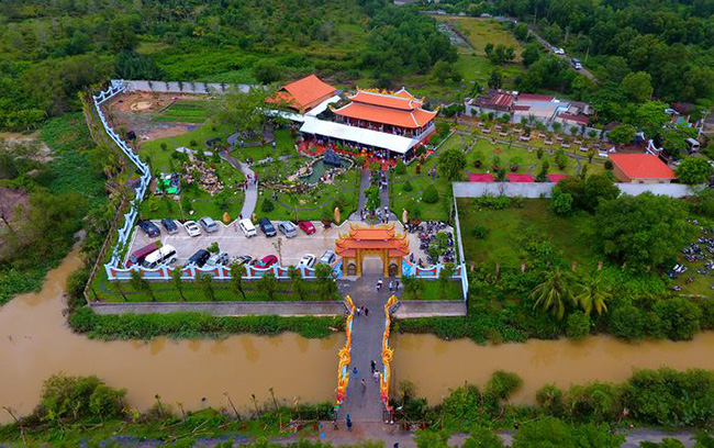 Đền thờ 100 tỷ mà Hoài Linh tâm huyết xây dựng trên mảnh đất có diện tích 7.000m2, tọa lạc ở quận 9, TP.HCM (nay là thành phố Thủ Đức).
