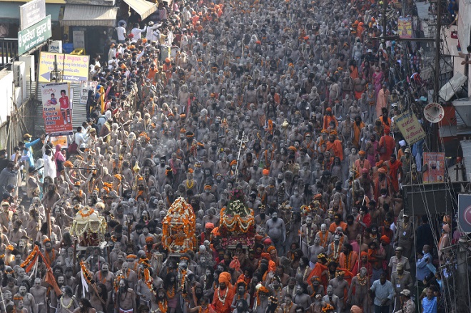 Đám đông người Ấn Độ tham gia lễ hội&nbsp;Kumbh Mela bên bờ sông Hằng.