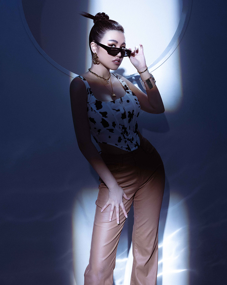 Emily Hồng Nhung từng đoạt giải Hoa khôi Tỏa sáng 2014 và lọt top 9 Hoa hậu Du lịch Quốc tế 2016. Cô hiện là nhà thiết kế, kinh doanh nhãn hiệu thời trang riêng. Trong bộ ảnh mới, người đẹp sinh năm 1992 khoác lên mình cây hàng hiệu từ những hãng danh tiếng thế giới như: Chanel, Versace, Dior, Burberry...