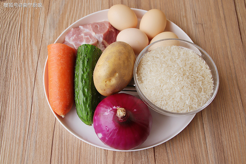 Chuẩn bị các nguyên liệu còn lại, gọt vỏ, rửa sạch, cắt hạt lựu, để riêng tất cả. Thịt heo thái mỏng.