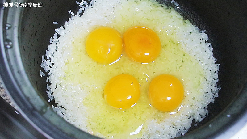 Vo gạo, cho 4 quả trứng đánh đều vào cùng, thêm 1 thìa giấm, lượng nước vừa phải, khuấy đều, bật chế độ nấu cơm như bình thường.