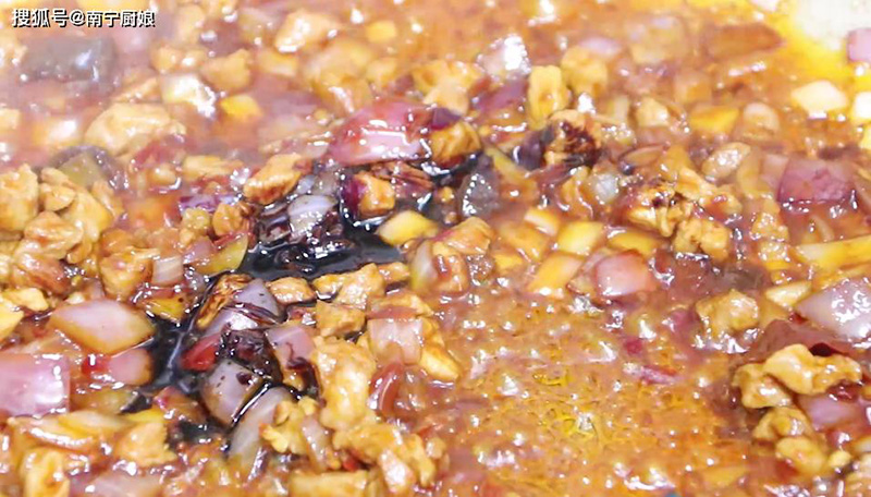 Tiếp tục cho các nguyên liệu còn lại vào đảo cùng, xào đến khi chín thì cho ra đĩa.