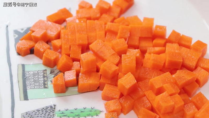 Cho một lượng dầu ăn thích hợp vào chảo, cho hành tây vào xào trước cho thơm, thêm thịt heo vào sau, rưới 1 thìa nước tương và chút muối.