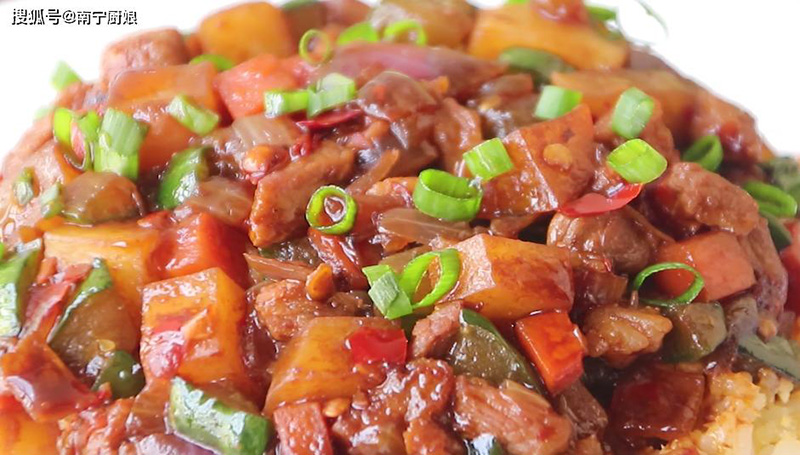 Cơm chín, xới tơi, lúc này nó có màu sắc hấp dẫn, mùi thơm. Cho cơm ra đĩa, thêm rau củ xào lên trên là hoàn thành.