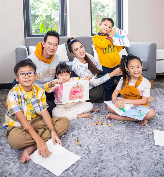 Lý Hải là một trong những ông bố đông con nhất showbiz Việt. Anh và vợ Minh Hà hiện có 4 người con sau 11 năm kết hôn.

