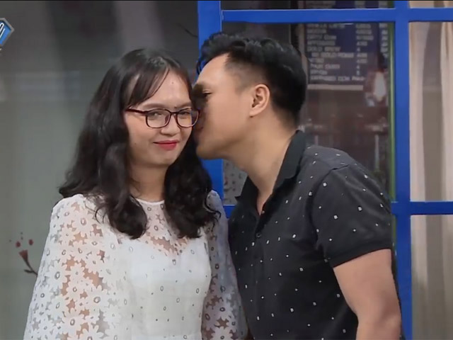 Bạn trẻ - Cuộc sống - Hớn hở gặp gái xinh chưa từng yêu, anh chàng nắm tay không chịu buông