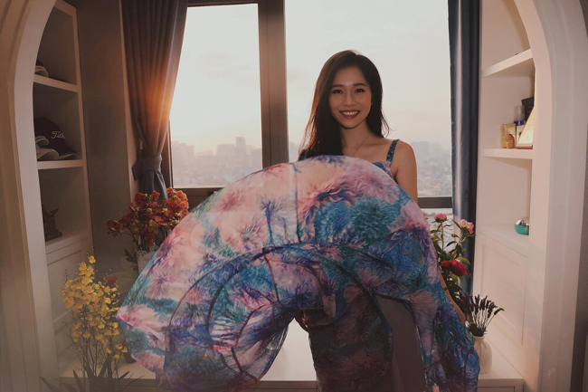 Màn xoay váy của người đẹp Á hậu trong ngày đặc biệt này khiến dân tình chú ý. Bà xã của Shark Hưng khiến nhiều người phải &#34;thót tim&#34; nhưng sự thật, Thu Trang đã rất khéo léo, tinh tế khi thể hiện màn xoay váy được ví giống như H&#39;Hen Niê trong cuộc thi Hoa hậu Hoàn vũ.
