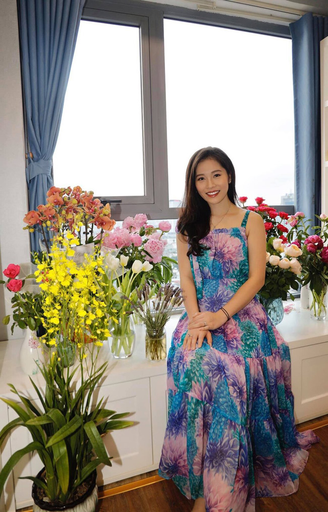 Chiếc váy dài tha thướt giúp Thu Trang trở nên nữ tính, quyến rũ hơn hẳn.
