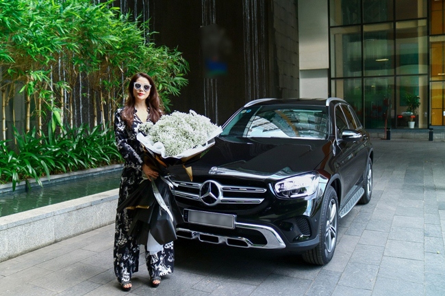 Tháng 5.2020, nữ diễn viên Áo lụa Hà Đông tậu thêm chiếc Mercedes-Benz GLC 200 có giá bán khoảng 1,8 tỷ đồng.
