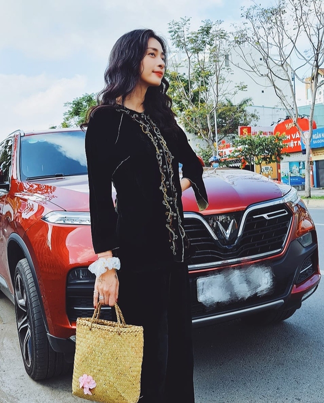 Tháng 2.2021, nữ đạo diễn 7X tậu thêm một chiếc xe của thương hiệu Việt Nam trị giá gần 5 tỷ đồng.

