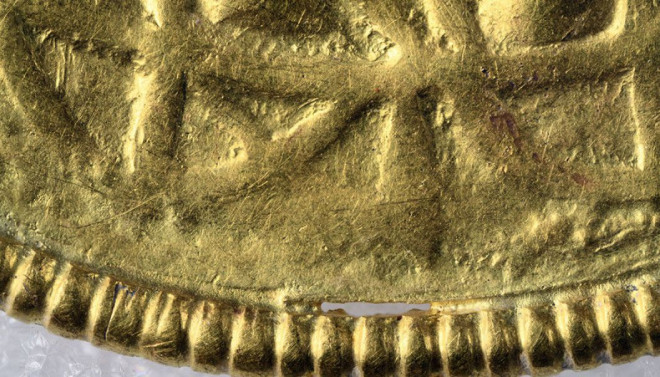 7 mặt dây chuyền vàng khai quật được tại Na Uy là báu vật thật sự bởi độ cổ xưa, tinh xảo và giá trị lịch sử - Ảnh: Bảo tàng Lịch sử văn hóa