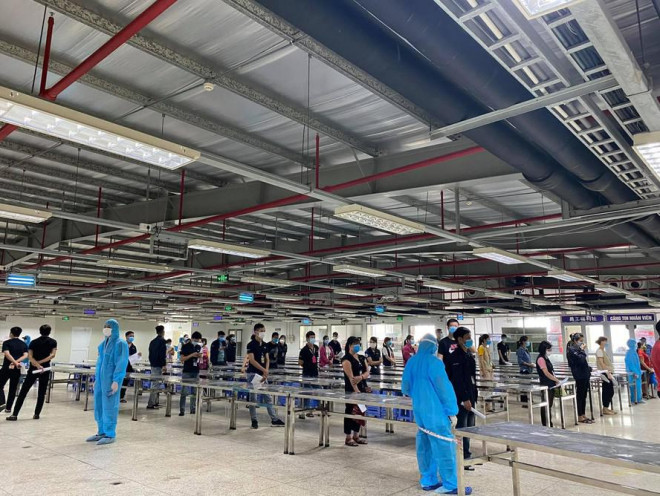 Gần 80.000 công nhân tại Khu công nghiệp Vân Trung ở Bắc Giang được lấy mẫu xét nghiệm COVID-19 vào sáng nay 14/5.