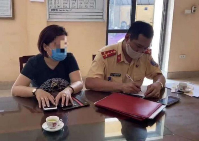 Nữ tài xế làm thủ tục nộp phạt lỗi lùi xe trên cao tốc Hà Nội - Thái Nguyên