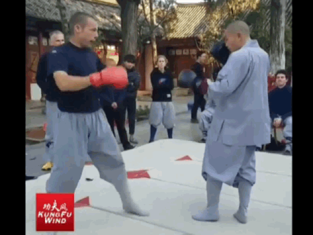 Clip: Cao thủ Thiếu Lâm Tự tung cú đá nhanh như chớp hạ võ sĩ MMA