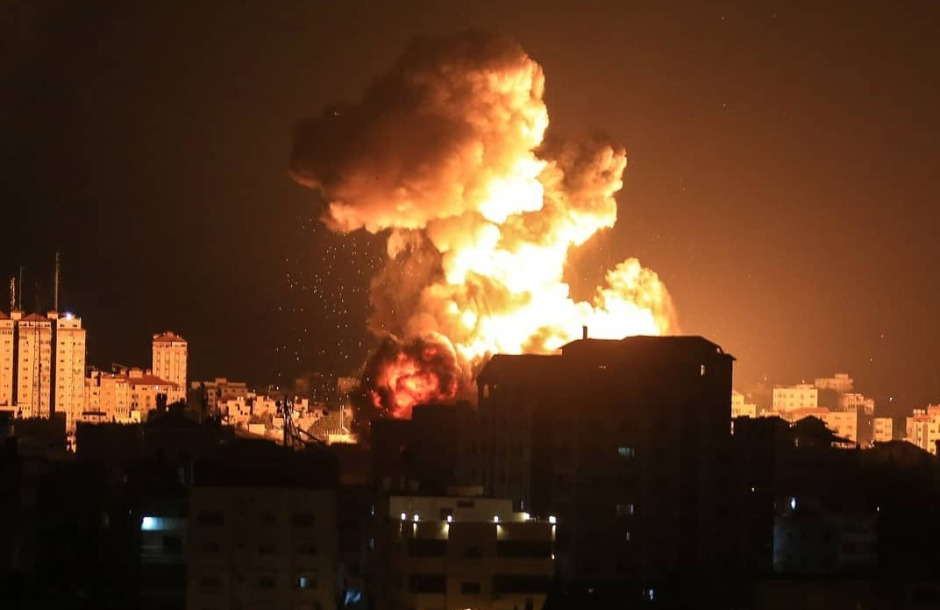 Ngọn lửa bùng lên sau đợt không kích của Israel ở Gaza.