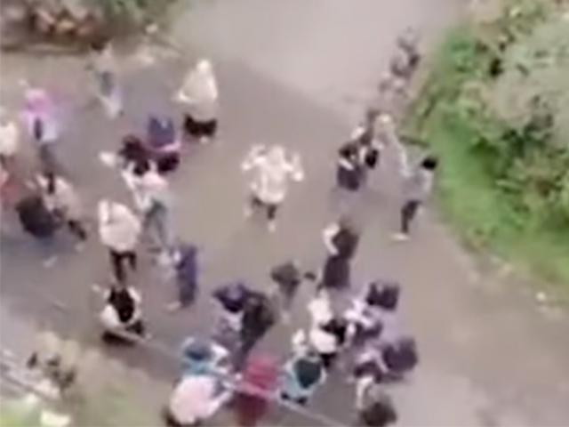 Kinh doanh - Nữ đại gia tung "cơn mưa tiền" hàng trăm triệu từ tầng 3 xuống đất, nhân viên xúm lại nhặt