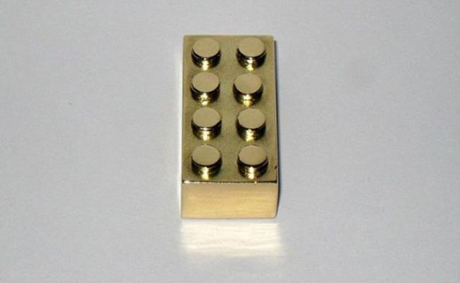 Có cùng kích thước và hình dạng với một chiếc lego thông thường nhưng khối lego đặc biệt này lại được làm từ 25,65 gram vàng 14 carat. Tổng giá trị của nó lên tới gần 14.500USD (334 triệu đồng). 
