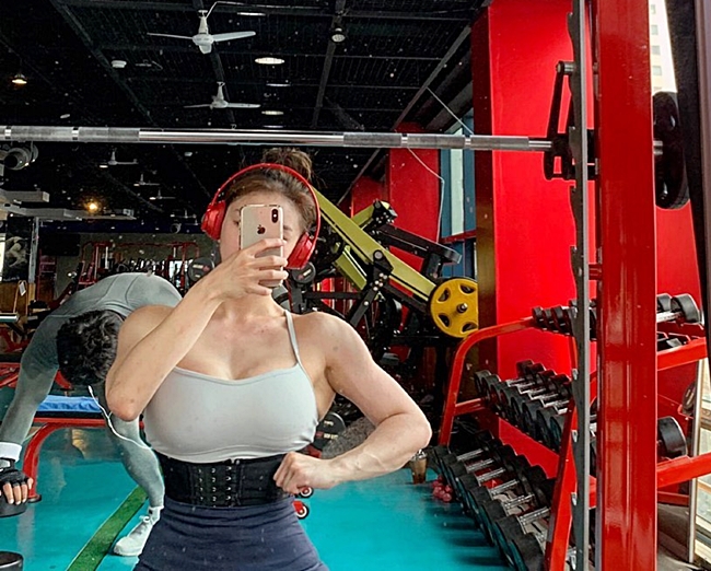 Bài tập này giúp thúc đẩy cơ bắp phát triển, liên tục phá vỡ và tái tạo, mang đến vẻ ngoài săn chắc, cơ bắp cho người tập.
