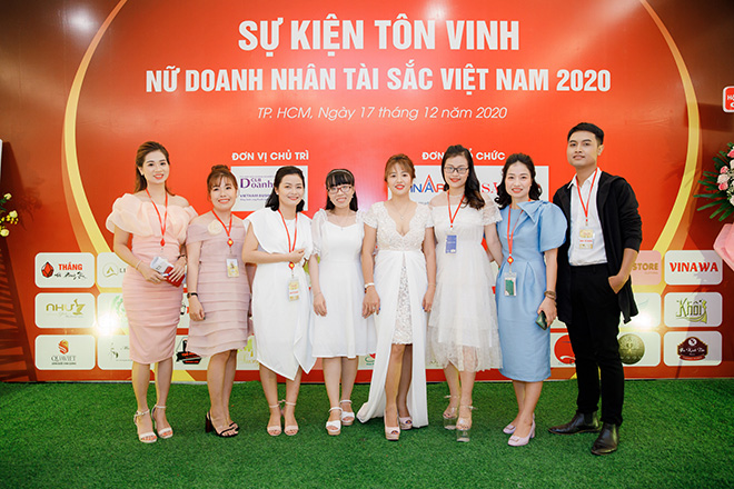 CEO Kim Oanh cùng đội ngũ nhân viên truyền thông