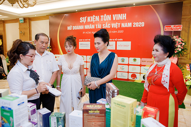 CEO Kim Oanh tham quan gian hàng sự kiện do công ty tổ chức