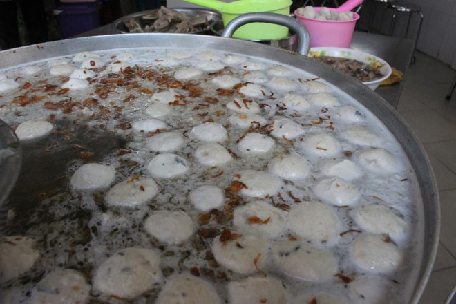 Nước dùng được hầm từ xương ống và sườn non. Ảnh: Thanh Niên