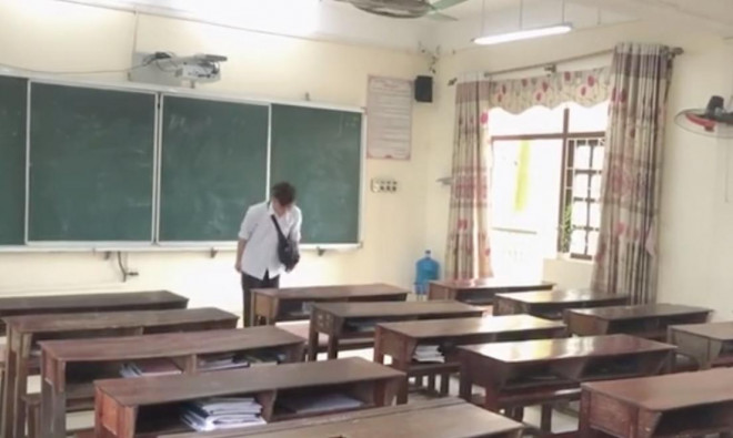 Clip ghi lại khoảnh khắc của buổi học cuối cùng khiến người xem cảm thấy rưng rưng - 1