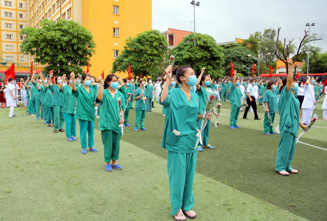 Quảng Ninh cử 200 cán bộ y tế hỗ trợ Bắc Giang chống dịch COVID-19. Ảnh: BQN