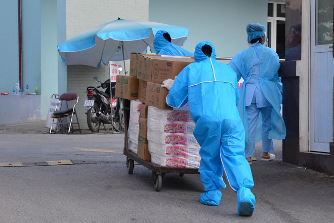 Nhân viên y tế Bệnh viện K hối hả vận chuyển đồ tiếp tế, hàng từ thiện dưới cái nóng oi bức gần 40 độ C - 3