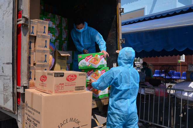 Nhân viên y tế Bệnh viện K hối hả vận chuyển đồ tiếp tế, hàng từ thiện dưới cái nóng oi bức gần 40 độ C - 6