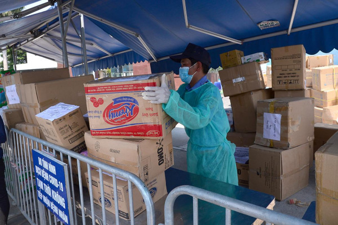 Nhân viên y tế Bệnh viện K hối hả vận chuyển đồ tiếp tế, hàng từ thiện dưới cái nóng oi bức gần 40 độ C - 10