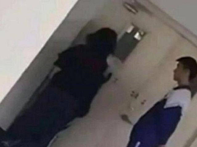 Bạn trẻ - Cuộc sống - Để bạn trai thoải mái "động chạm", nữ sinh cấp 2 bị cô giáo mắng té tát giữa lớp học