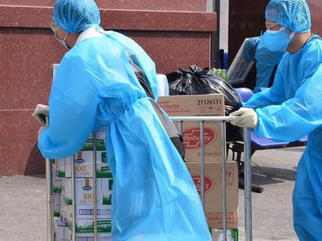 Sức khỏe đời sống - Nhân viên y tế Bệnh viện K hối hả vận chuyển đồ tiếp tế, hàng từ thiện dưới cái nóng oi bức gần 40 độ C