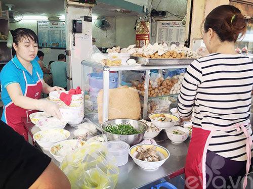 Bún mọc "di chuyển" vào Sài Gòn và được người dân ở đây gọi chệch đi thành bún mộc.