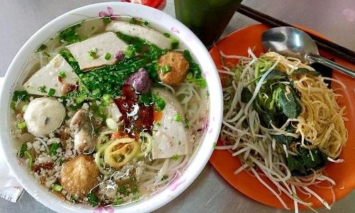 Bún mọc ở đây nổi tiếng nhất ở những viên mọc tròn trắng to như trái bóng bàn, ăn vào giòn giòn sật sật đậm vị thịt chứ không có cảm giác độn bột mì như nhiều nơi khác. Ảnh: VnExpress