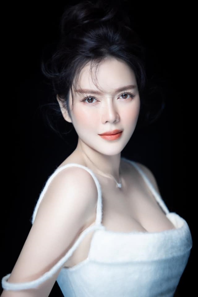Khó có thể tin Lý Nhã Kỳ đã 39 tuổi bởi cô vẫn rất mực trẻ trung và gợi cảm.&nbsp;
