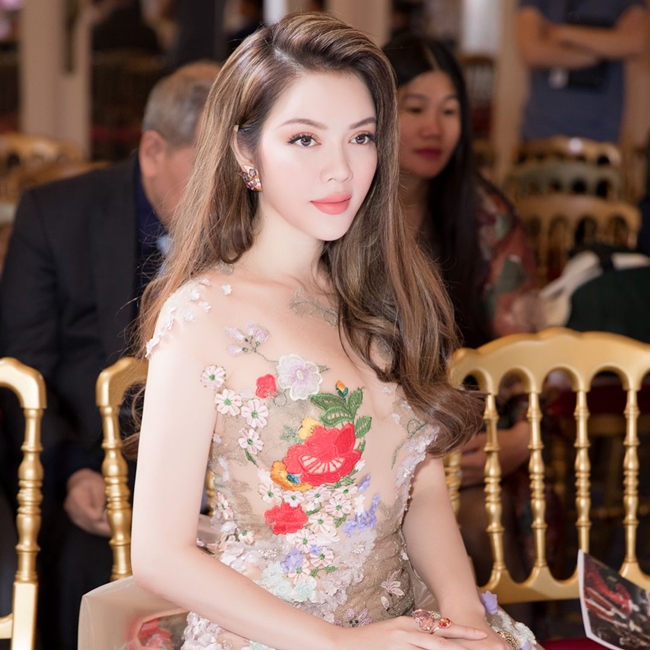 Ngay từ khi bước chân vào showbiz, Lý Nhã Kỳ đã nổi bật với diện mạo xinh đẹp cùng vẻ ngoài quyến rũ.
