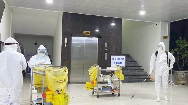 Lực lượng chức năng phun khử khuẩn tại nơi có ca mắc COVID-19. Ảnh minh hoạ