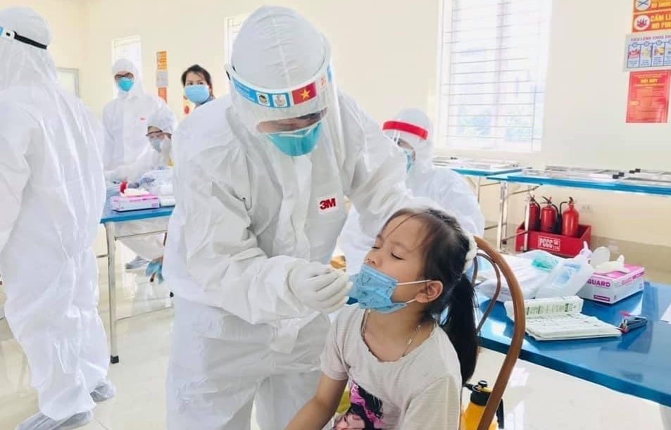 Lực lượng y tế tỉnh Bắc Ninh lấy mẫu xét nghiệm COVID-19 cho người dân.