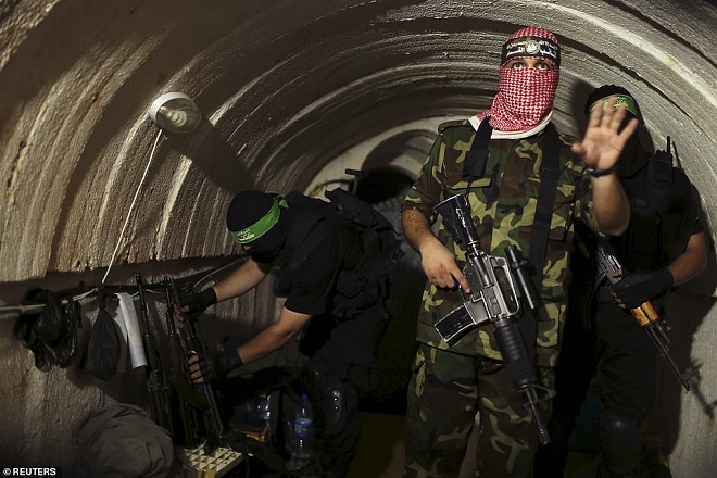 Các chiến binh Hamas cất giữ vũ khí trong hầm ngầm.