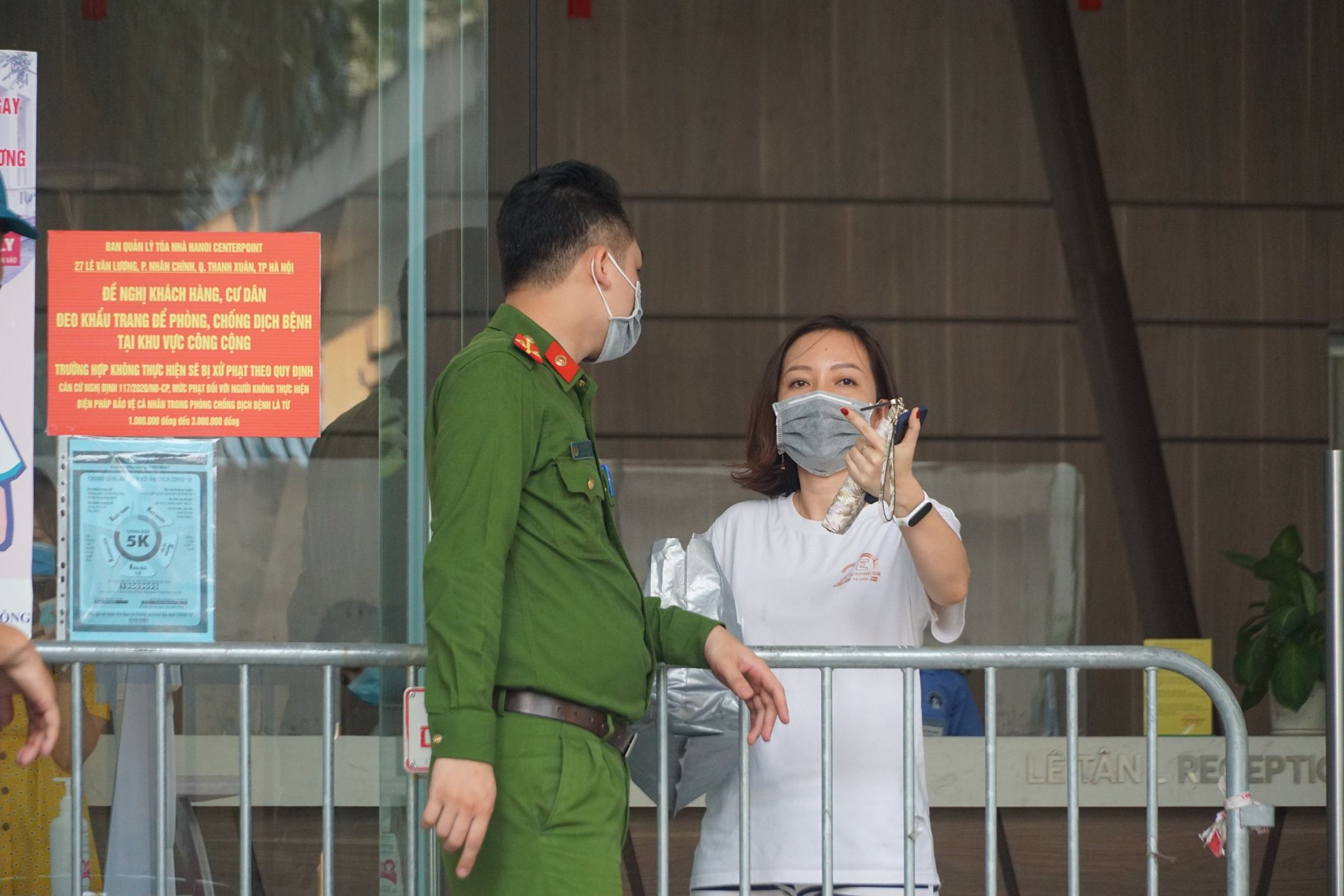 Lực lượng chức năng lập chốt kiểm soát dịch bệnh tại nơi ở của ông Thanh.