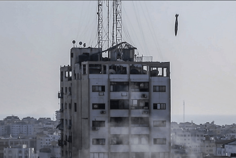 Chùm ảnh: Dải Gaza hỗn loạn sau các đợt nã rocket qua lại giữa Israel và Hamas - 13
