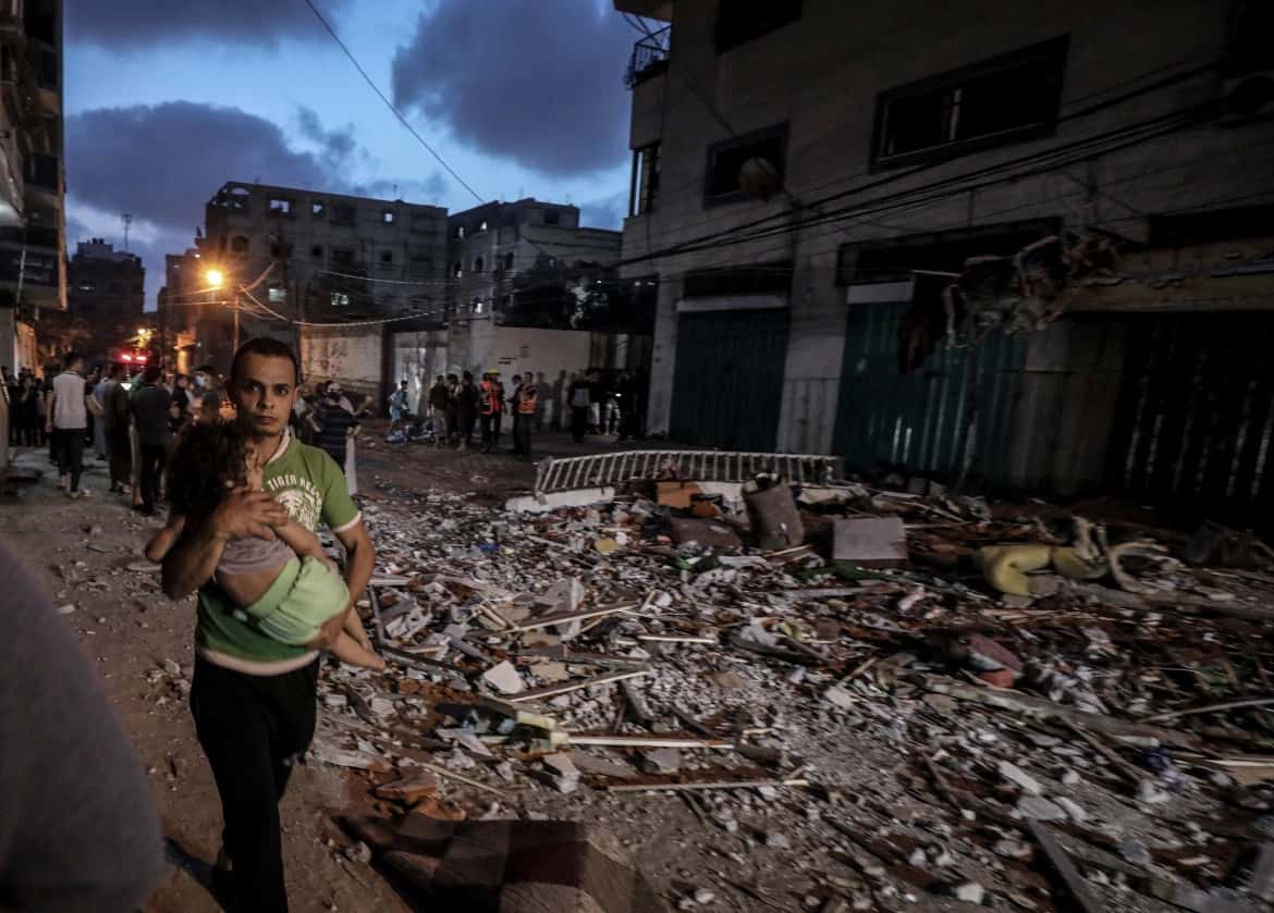 Chùm ảnh: Dải Gaza hỗn loạn sau các đợt nã rocket qua lại giữa Israel và Hamas - 12