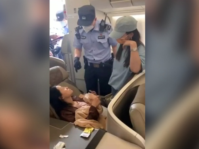 Bạn trẻ - Cuộc sống - Nữ sinh đại học mua vé thường nhưng đòi ngồi hạng thương gia và cái kết đắng