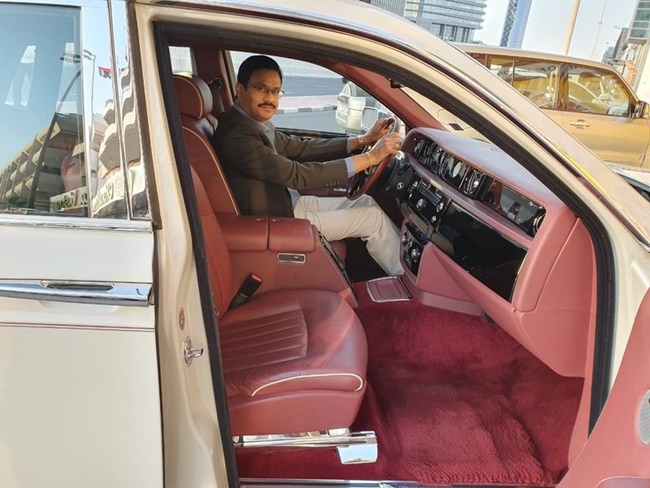 Dhananjay Datar (55 tuổi, gốc Ấn Độ, sống ở UAE) là CEO công ty Al Adil Trading. Công ty có trụ sở ở UAE và nhiều nước khác bán tới 9000 loại sản phẩm khác nhau.
