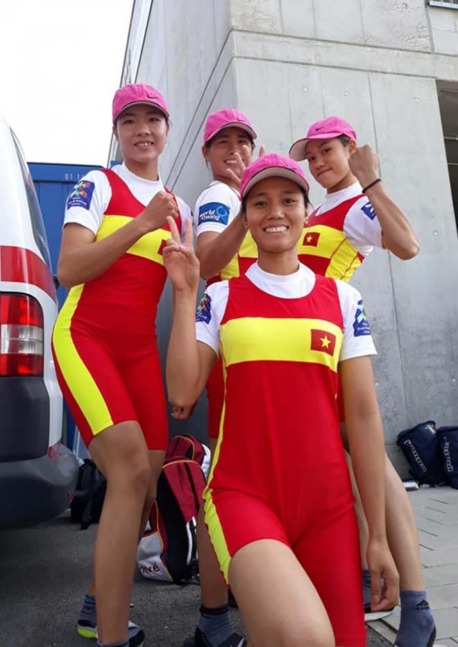 Đinh Thị Hảo (ngoài cùng bên trái) và đồng đội ở đội rowing. Ảnh: NVCC