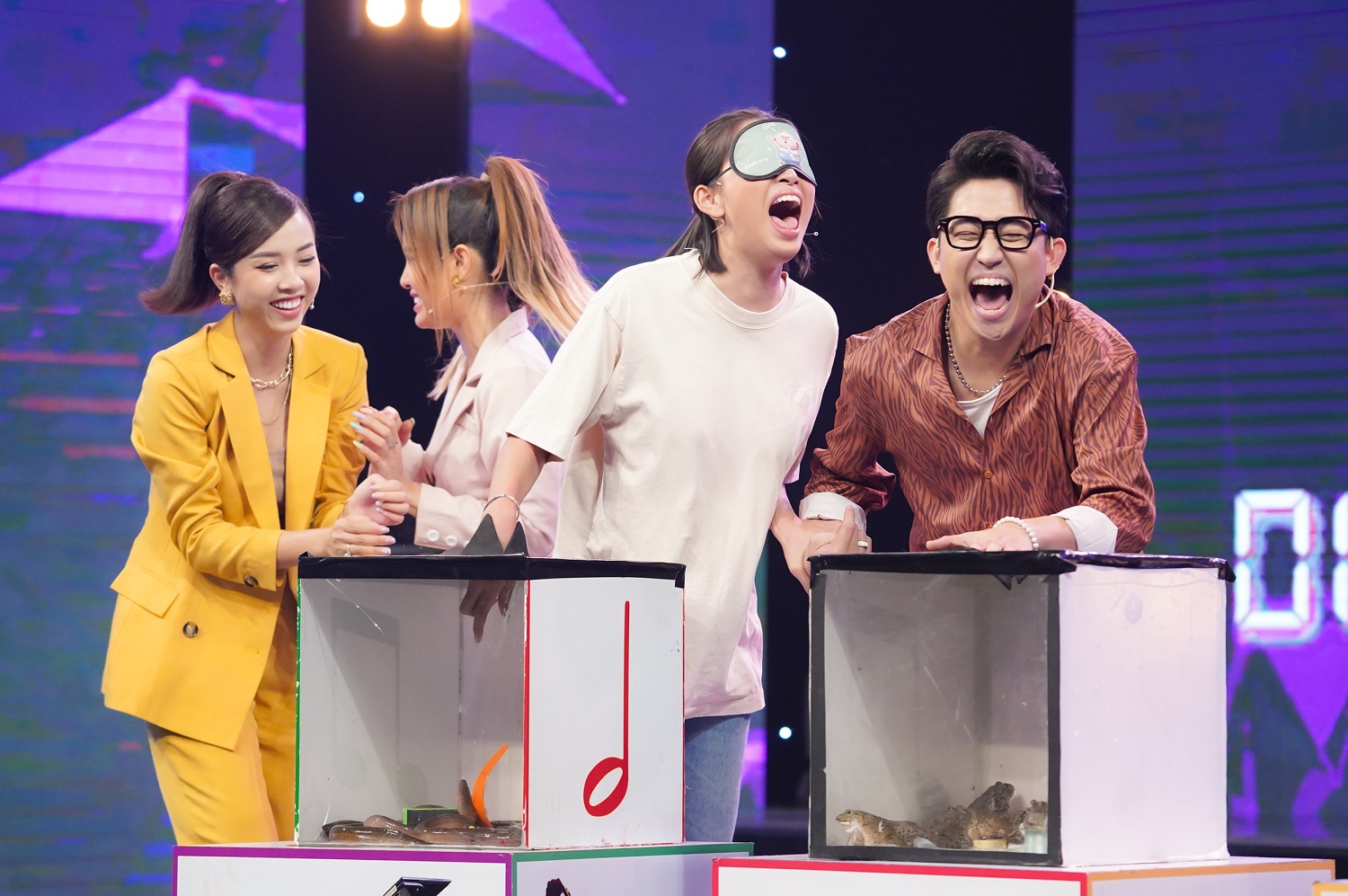 Hoa hậu Tiểu Vy sợ "xanh mặt", suýt khóc trên sân khấu khi lần đầu tham gia gameshow - 5