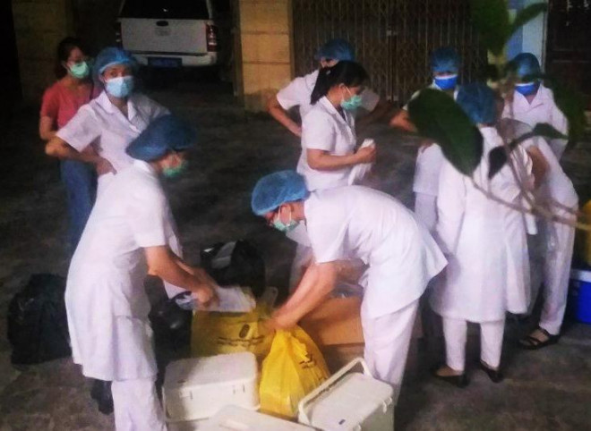 Ngành y tế tỉnh Hà Nam làm việc xuyên đêm để lấy mẫu xét nghiệm Covid-19 - Ảnh: T.H