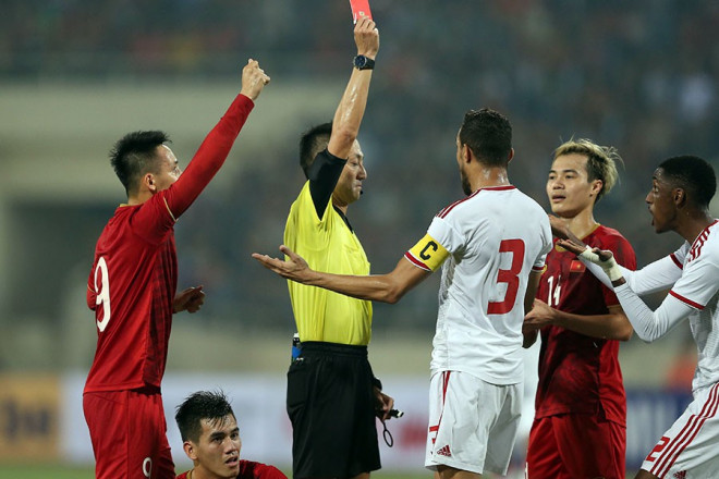 HLV Van Marwijk không thể quên hình ảnh này trong trận thua Việt Nam 0-1 tại Mỹ Đình ở lượt đi. Sau khi mất người không lâu thì UAE thủng lưới từ cú sút xa của Tiến Linh. Ảnh: NGỌC DUNG