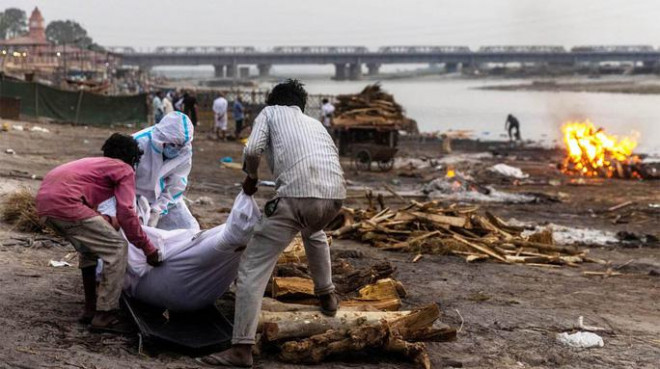 Hình ảnh hỏa táng nạn nhân COVID-19 bên bờ sông Hằng, bang Uttar Pradesh, Ấn Độ. Ảnh: Reuters